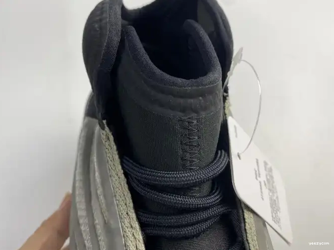 Quantum Barium Yeezy Adidas H68771 0522